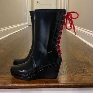 Women’s lace up the back  hunter boots. Size 7, great condition!